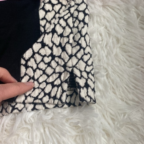 Banana republic short sleeve black-and-white printed top. Size medium. - Picture 8 of 8